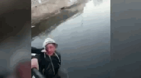 路人欲爬回橋上卻被一拳打在頭上（圖源：《鏡報(bào)》視頻截圖）