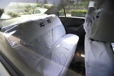 4月5日，位于德勝門東濱河路附近一處出租車停靠點，一輛出租車后排安裝的座套將安全帶和鎖扣全部包裹起來，乘客根本無法使用。