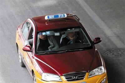 4月6日，廣渠路唐家村附近，一輛出租車前排乘客沒系安全帶。