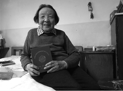 朱奶奶接受紫牛新聞記者采訪。記者見到，其家中家具非常陳舊。