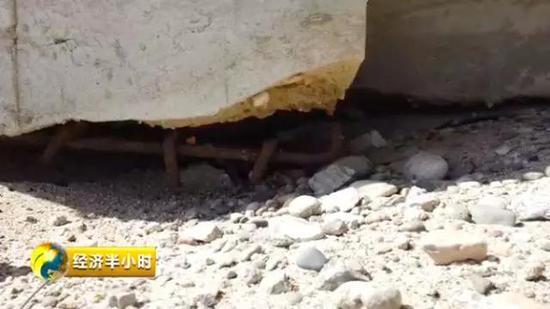 △橋墩底部裸露的鋼筋