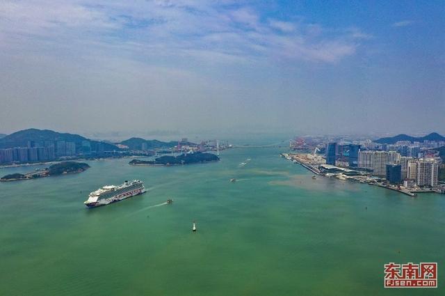 “世界夢(mèng)號(hào)”郵輪停泊廈門國際郵輪母港