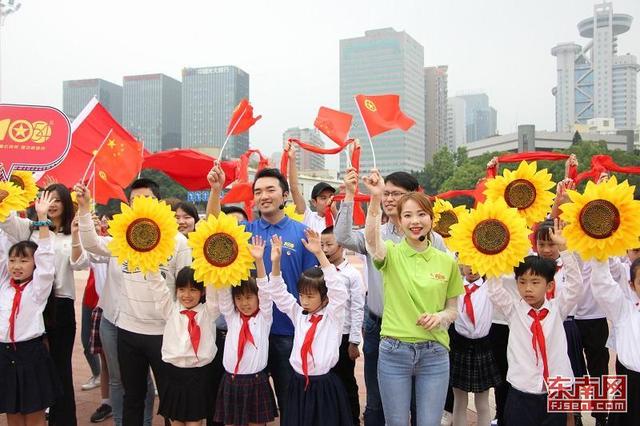 福建各界青年歌舞激情“快閃” 紀念五四運動100周年