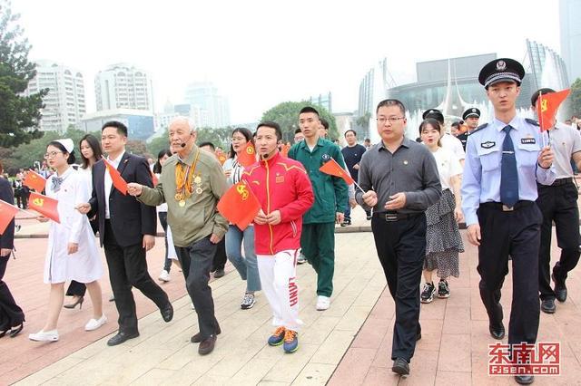 福建各界青年歌舞激情“快閃” 紀念五四運動100周年