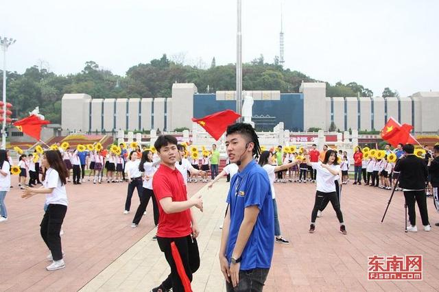 福建各界青年歌舞激情“快閃” 紀念五四運動100周年