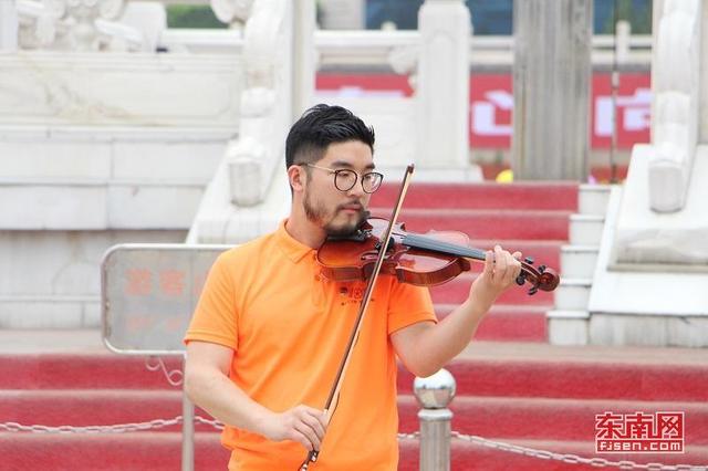 福建各界青年歌舞激情“快閃” 紀念五四運動100周年