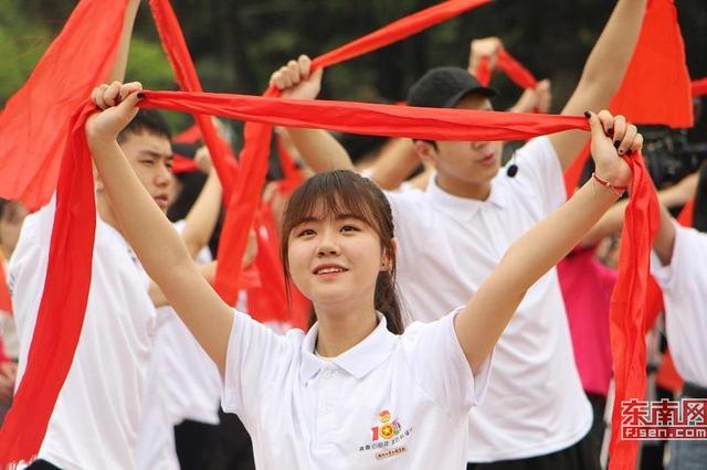 福建各界青年歌舞激情“快閃” 紀念五四運動100周年