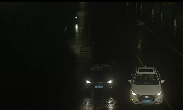 白色車輛突然撞上&nbsp;&nbsp;