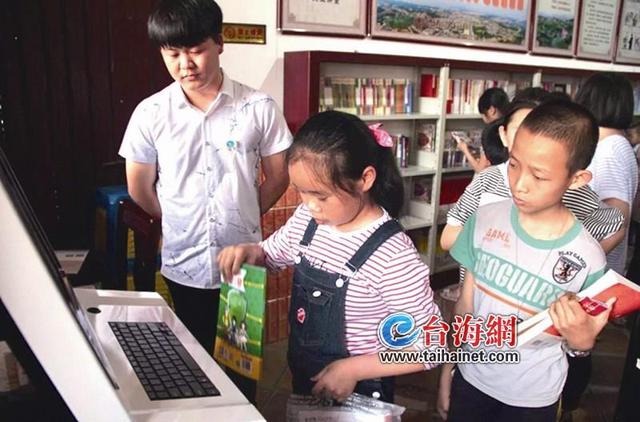 漳州“漂讀書吧”漂進(jìn)校園公園 會(huì)“漂”的書全天候免費(fèi)看
