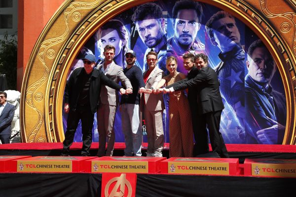 當地時間2019年4月24日，《復仇者聯盟4：終局之戰》部分演員在好萊塢TCL中國劇院門口留下手印。（新華社/歐新）
