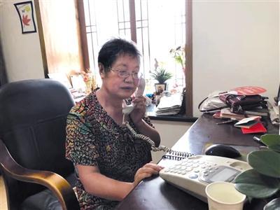 袁梅芳在接聽電話。