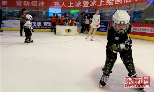 全國青少年體育冬夏令營萬人上冰體驗活動在福州舉行 