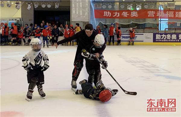 全國青少年體育冬夏令營萬人上冰體驗活動在福州舉行 