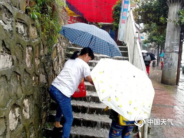明起南方新一輪強降雨展開 暴雨橫掃【6省區市】【核對20-21日降水公報,數南方暴雨或大暴雨的個數,如果沒有市或區,就去掉。】