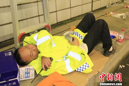 連夜奮戰64小時搶通高速工作人員在隧道里休息用餐