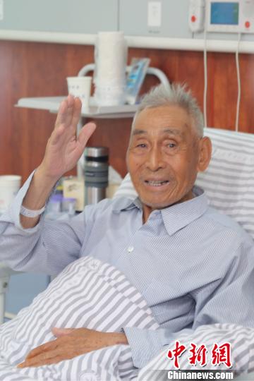 帶著特殊“軍功章”行走70年94歲老兵體內彈片終被取出