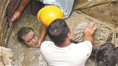 墜井男子除頭部外全身都沒入淤泥中