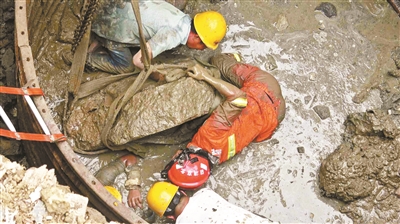 耗時兩小時，墜井工人被救出