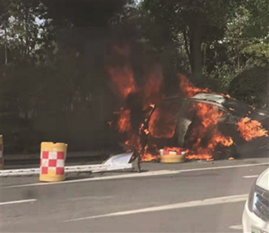 熊熊大火中，汽車燒得只剩架子?，F場視頻截圖