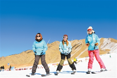 二〇一九年十二月二十一日，青年滑雪愛好者在甘肅省張掖市祁連山國際滑雪場盡情滑雪。 　　成 林攝（人民視覺）