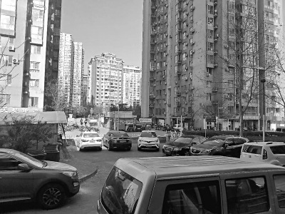 小區(qū)“停車權(quán)限”成了買賣 無車搶車位到底為哪般？