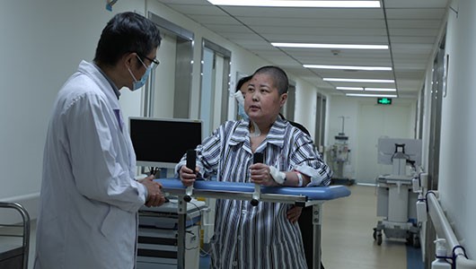 拔管后，邱秀梅在醫生指導下活動