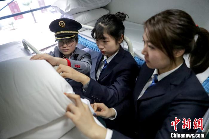 “00后”客串列車員：希望溫暖列車上每一名返鄉(xiāng)游客