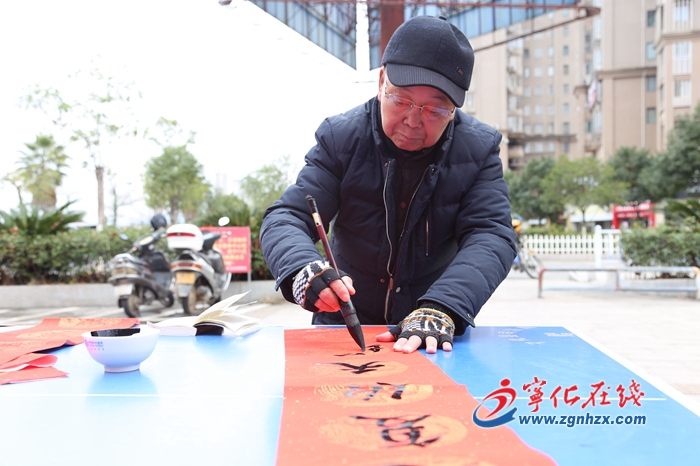 【新年走基層】寧化翠江鎮(zhèn)雙虹社區(qū)：送春聯(lián) 迎新年