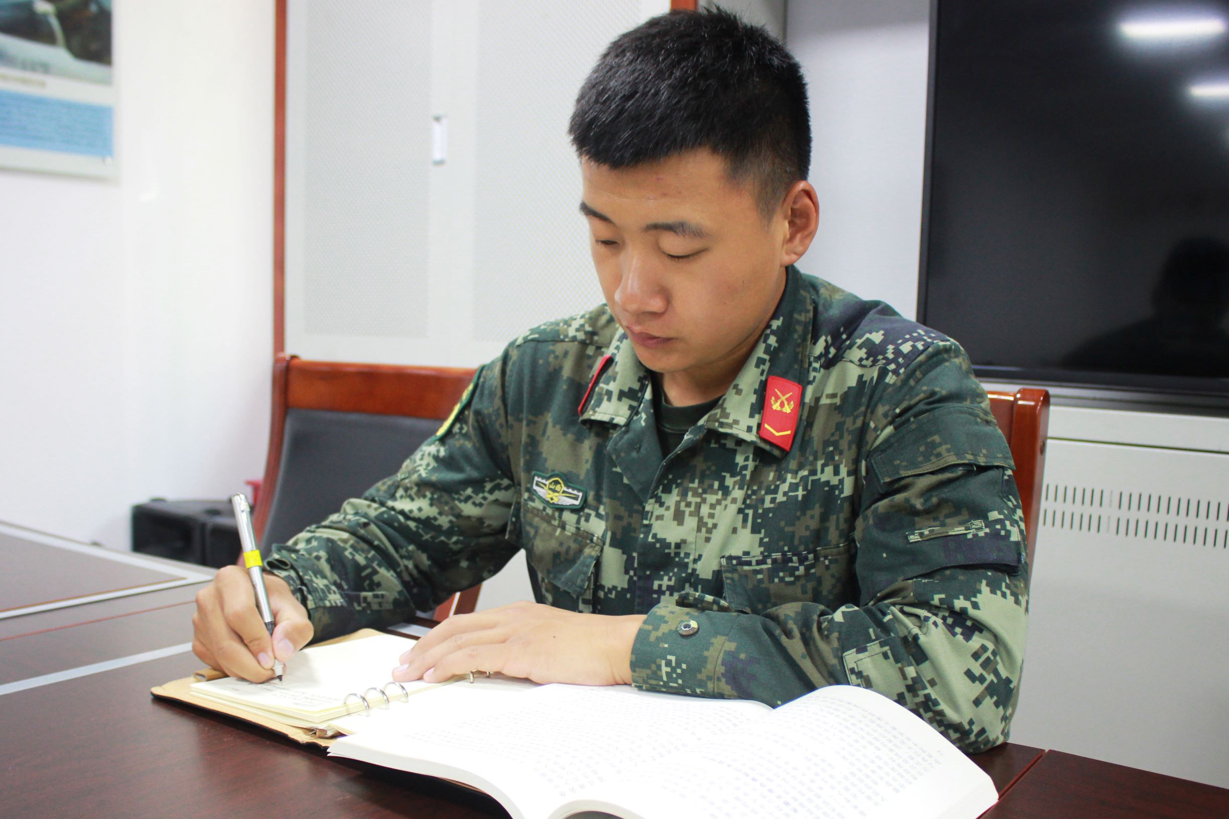 　圖8：兄弟倆認(rèn)真學(xué)習(xí)  董光陽(yáng)攝影。