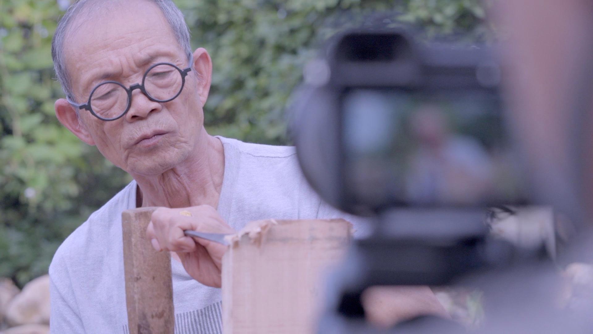 “火云邪神”出道記，這是一個(gè)關(guān)于72歲“爺青回”的故事……