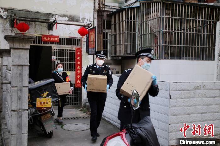 民警將16箱近500斤的“腹膜透析液”搬到警車　伍公宣　攝