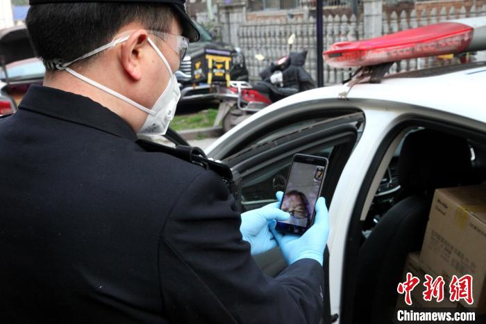 民警搬運(yùn)藥品后與王先生視頻進(jìn)行核實(shí) 伍公宣 攝