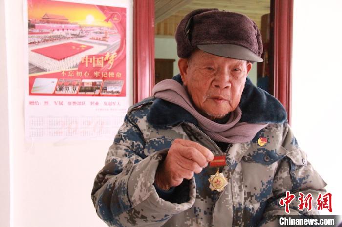 盧加丁平日里最愛穿的就是這身迷彩服 公安提供