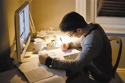 課件搬上網(wǎng)、教授變主播 這個(gè)“史上最宅假期”我們?cè)粕险n