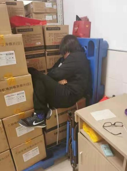 醫(yī)院工作人員經(jīng)常深夜“搶送”物資，大家常常累到倒頭就睡的地步