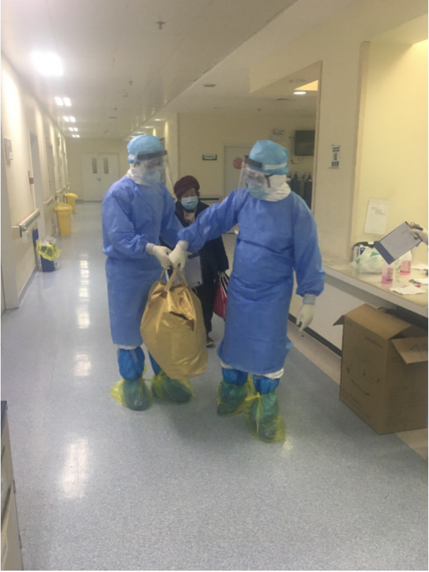 【戰(zhàn)疫最前線】凌晨四點(diǎn)接收20位病人入院，他們這樣迎接晨曦……