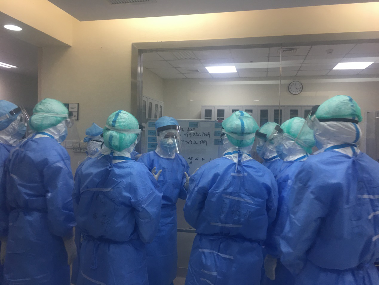 在隔離病房進(jìn)行病例討論