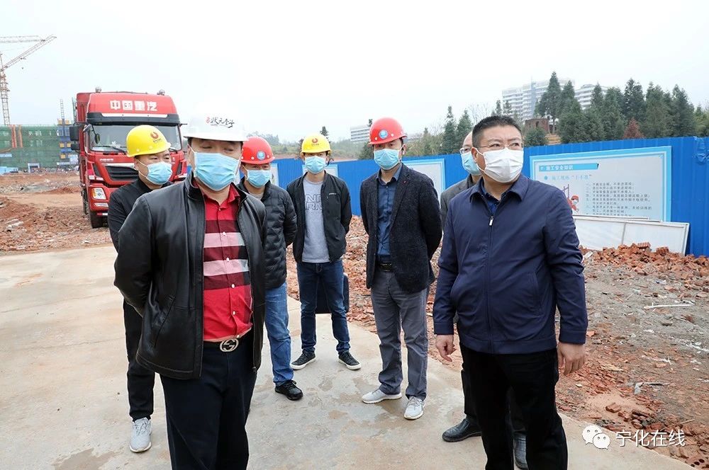 縣委書(shū)記余建地現(xiàn)場(chǎng)辦公推進(jìn)教育補(bǔ)短板項(xiàng)目建設(shè)