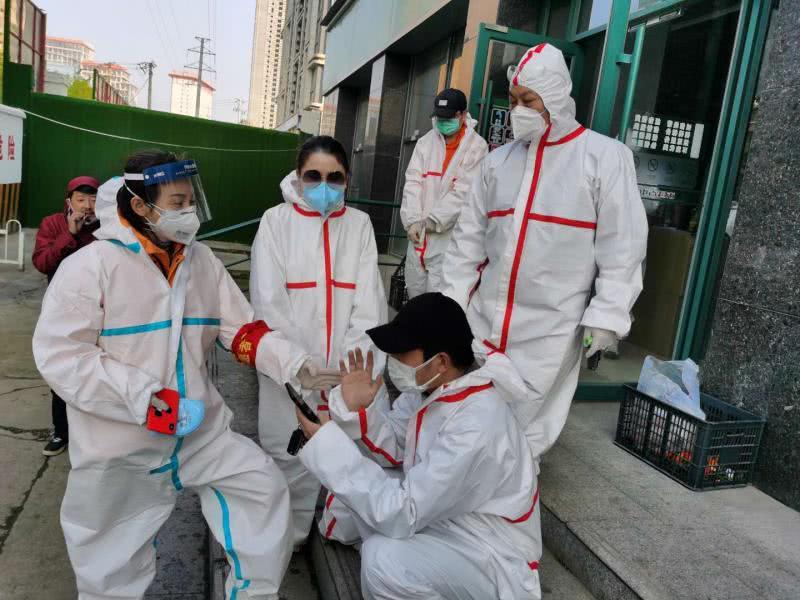 黃春明（右一）和志愿者同伴們?cè)谝黄? width=