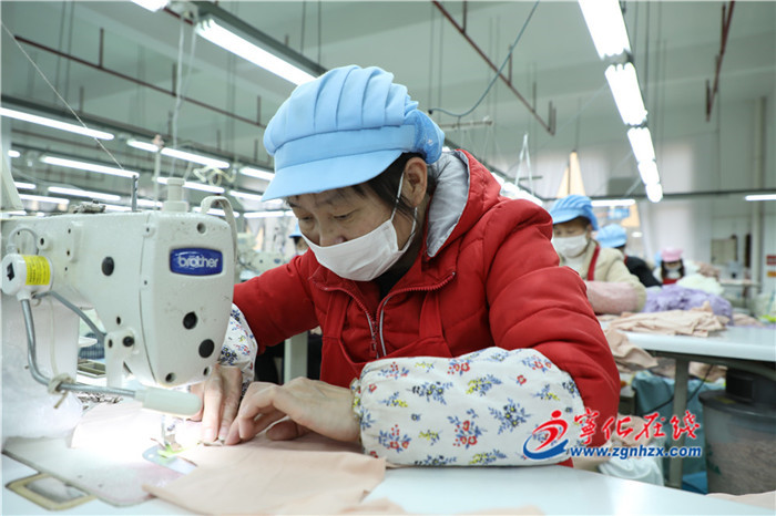 寧化：隆紡服飾實(shí)現(xiàn)滿負(fù)荷生產(chǎn)