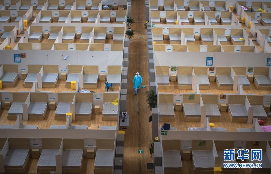 3月8日，武漢體育中心方艙醫(yī)院送走最后一批痊愈患者，正式休艙。這是工作人員在艙內(nèi)進行清理作業(yè)。 新華社記者 肖藝九 攝