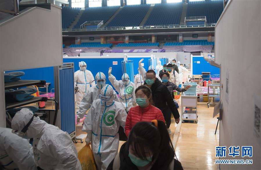 3月10日，武漢武昌方艙醫(yī)院正式休艙。這是醫(yī)護人員護送痊愈患者出艙。 新華社記者 肖藝九 攝