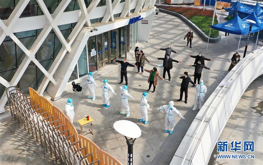 3月10日，在武漢江夏方艙醫(yī)院，醫(yī)護人員教患者練習八段錦（無人機照片）。 新華社記者 才揚 攝