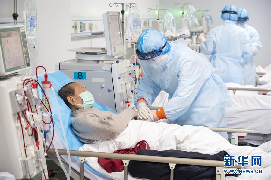 3月21日，在武漢市漢口醫(yī)院腎內(nèi)科血液透析室，醫(yī)護人員為處于新冠肺炎康復期的尿毒癥患者做血液透析。 新華社記者 才揚 攝