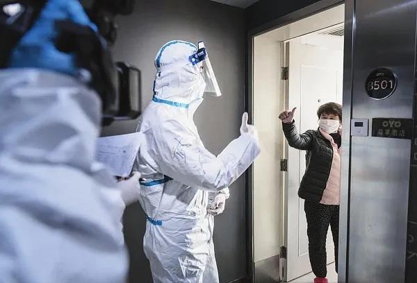 3月4日，洪山區云鼎酒店隔離點，東湖社區衛生服務站的徐宗毅醫生團隊在這里堅守了一個多月，每天至少三次挨個房間送飯、送藥、檢測身體數據。