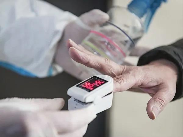 3月10日，洪山區云鼎酒店改為康復點。3月14日，東湖社區衛生服務站醫生徐宗毅為康復者測血氧飽和度。