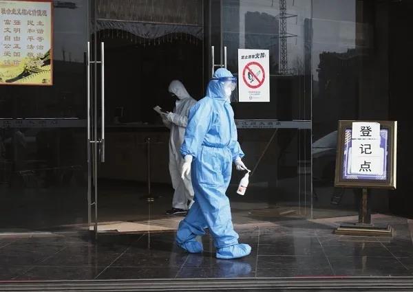 3月7日，硚口區漢水橋街道社區衛生服務中心醫生黃瑩走出解放大道隔離點。當天一早，她就來到這里為患者做咽拭子采樣。