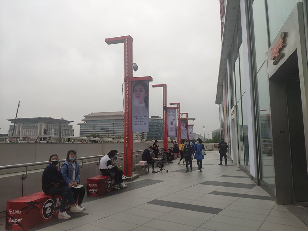 導(dǎo)購叫賣神仙水，西單不再空蕩蕩