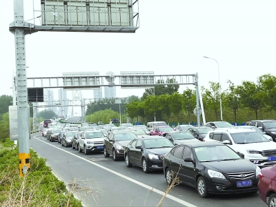 有時擁堵達兩三個小時 進京檢查站車多多怎么破?