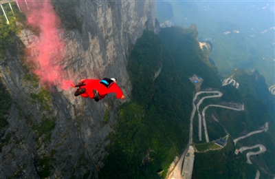 翼裝飛行失聯(lián)女大學(xué)生仍未找到 朋友：她本不該出現(xiàn)在那里